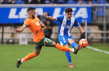 Manu Sánchez, del Deportivo Alavés, en acción ante Luis Rioja, del Valencia CF, durante el partido este miércoles.