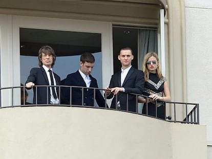 Mick Jagger, sus hijos James y Gabriel y su hija menor Georgia May en el balcón de su hotel, tras despedir a L'Wren Scott.