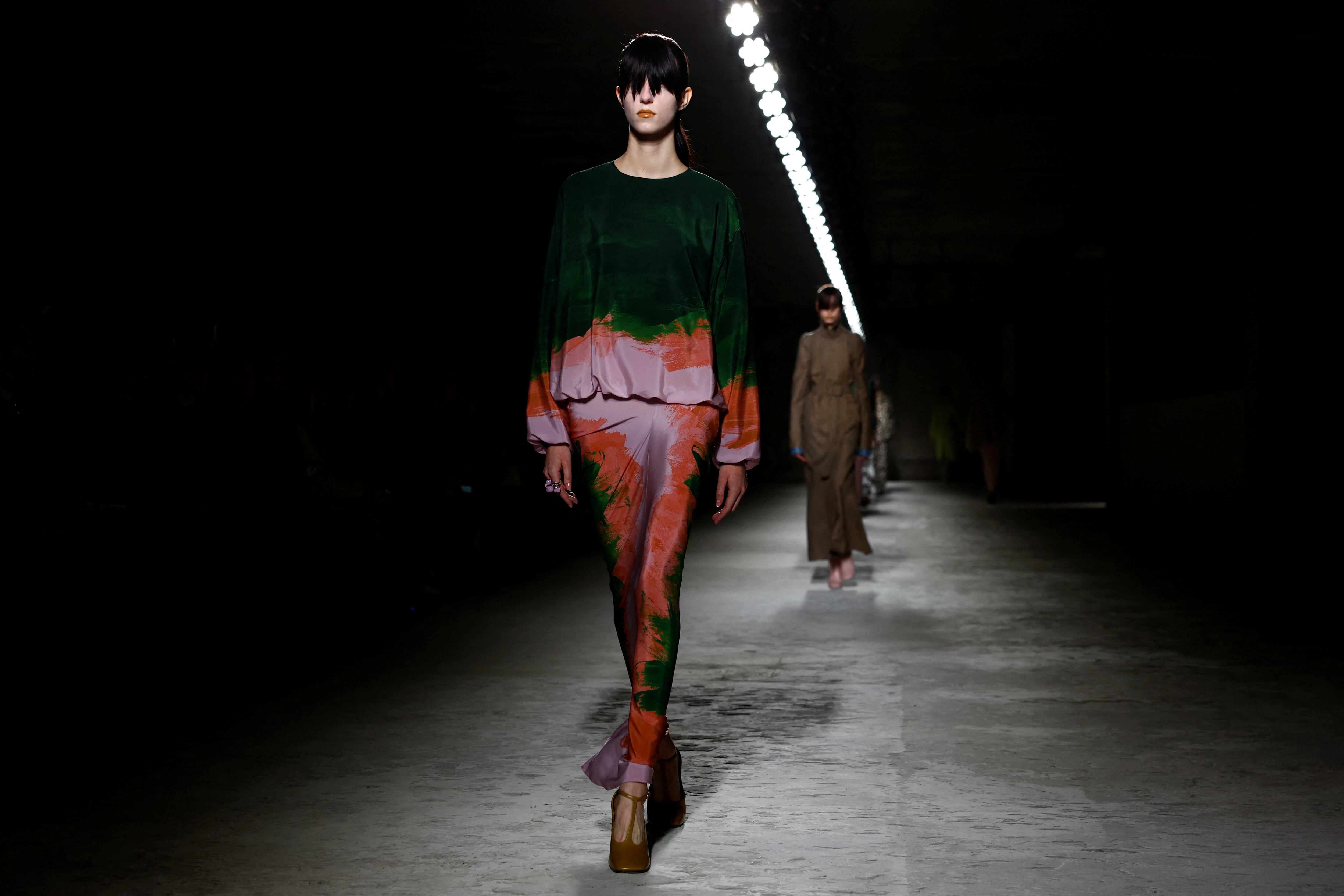 Desfile de Dries Van Noten, el 28 de febrero de 2024 en la pasarela parisina.