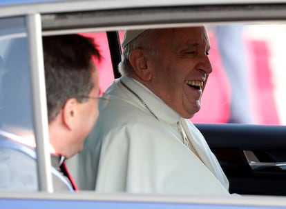 El Papa Francisco reacciona en el interior de un coche, antes de ser trasladado del aeropuerto de Dublín, el 25 de agosto de 2018. 