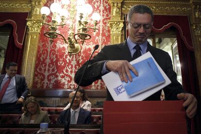 El alcalde de Madrid, Alberto Ruiz-Gallardón, durante el pleno de ayer en el Ayuntamiento.