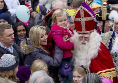 La princesa M&aacute;xima de Holanda con el abrigo con capucha de pelo de mapache, en noviembre de 2012.