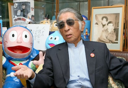 El ilustrador Motoo Abiko, fotografiado el 29 de octubre de 2008 junto a una figura de 'El ninja Hattori'.