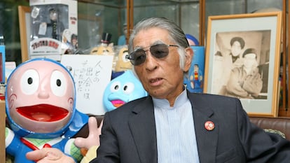 El ilustrador Motoo Abiko, fotografiado el 29 de octubre de 2008 junto a una figura de 'El ninja Hattori'.