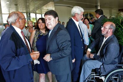 El empresario Andrés Ballester, los expresidentes José Luis Olivas y Joan Lerma y el edil Pablo Rosser, en el entierro de Vicente Sala.