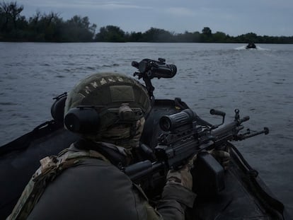 Un soldado ucranio patrulla en barco por el río Dniéper, en la línea del frente cerca de Jersón, el 11 de junio de 2023.