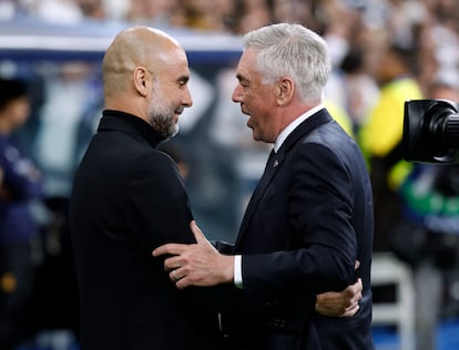 Los técnicos del Manchestare City y del Real Madrid, Guardiola y Ancelotti, se saludan en los prolegómeno del partido. 