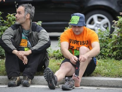 Trabajadores de Virtisú en un descanso al llegar a la sede del Gobierno vasco.