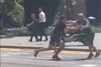 Imagen sacada de un vídeo de los Mossos de como roban (el de negro) a un turista (verde) un reloj de lujo, en julio pasado.