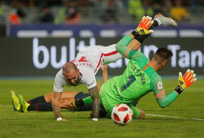 Ter Stegen de Barcelona comete un penalti al Aleix Vidal. 