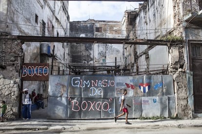 En el solar de un antiguo edificio colonial derruido se encuentra el club de boxeo infantil, justo detrás del capitolio habanero. Está ubicado en este lugar desde hace tres años, cuando se derrumbó su antiguo local.