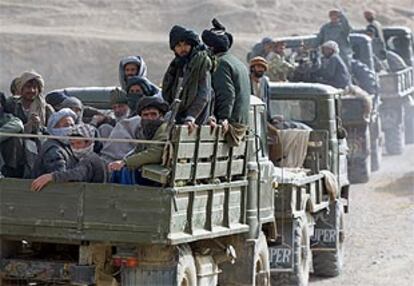 Un convoy de cientos de talibanes escapan de Kunduz.