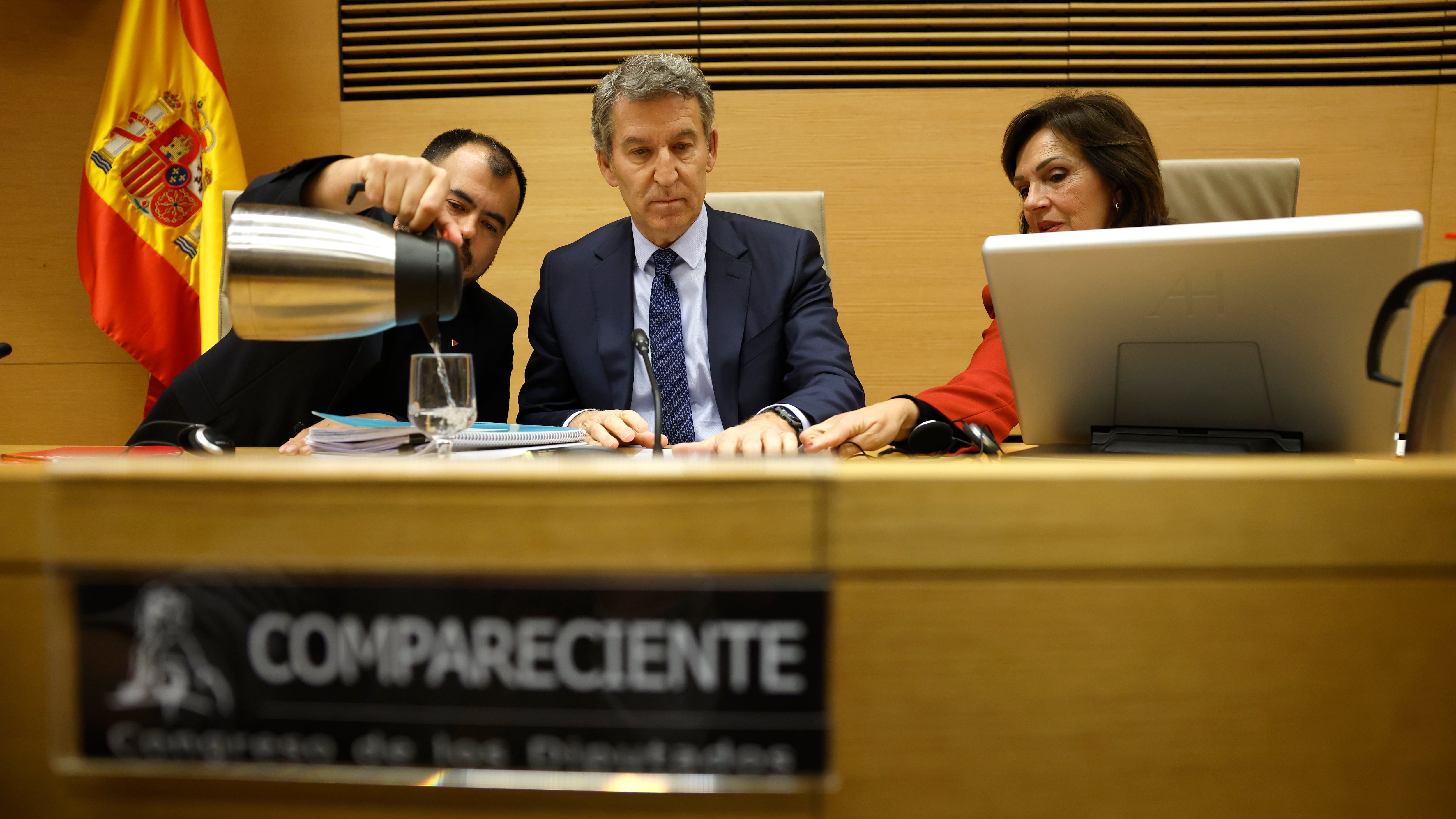 El líder del PP, Alberto Núñez Feijóo, comparece en la comisión de la dana en el Congreso de los Diputados, este lunes.