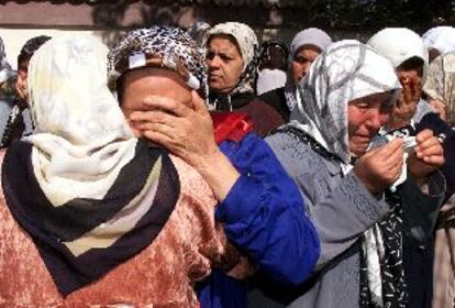 Familares de 11 personas masacradas por fundamentalistas lloran durante el funeral, ayer en Tipaza.