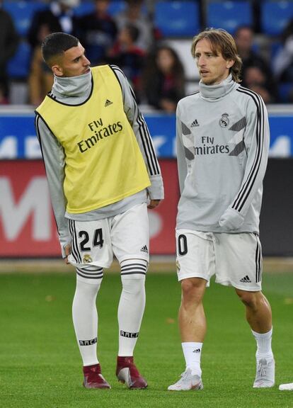 Luka Modric y Dani Ceballos hablan antes del encuentro.