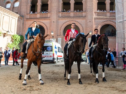 Pablo Hermoso de Mendoza, en el centro, la tarde de su retirada en Madrid, el pasado 18 de mayo, junto a Lea Vicens y su hijo Guillermo.