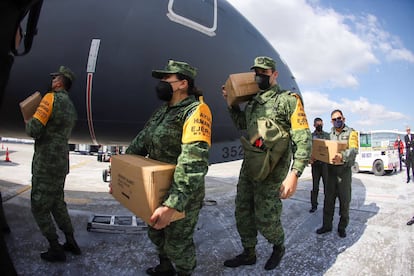 Miembros de la Fuerza Aérea mexicana descargan ayuda para los refugiados en Rumania.