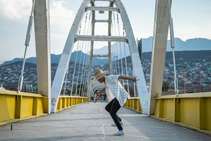 Daniel García Treviño, actor de la película ‘Ya no estoy aquí’ baila cumbia en el puente del Papa, que une la zona céntrica de Monterrey con la colonia Independencia.
