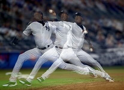 El jugador de béisbol de los New York Yankees, Aroldis Chapman, lanza la pelota durante un partido contra los New York Mets, en Nueva York (Estados Unidos).