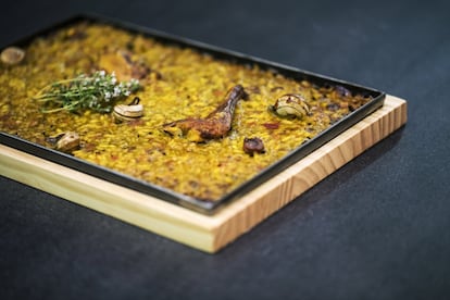 Detalle de un plato de arroz al cuadrado preparado en el restaurante de Kiko Moya.