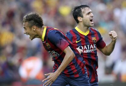 Neymar y Cesc Fabregas reaccionan tras el gol del delantero brasileño.