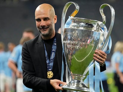 Pep Guardiola posa con la Champions ganada al Inter en Estambul, este sábado.