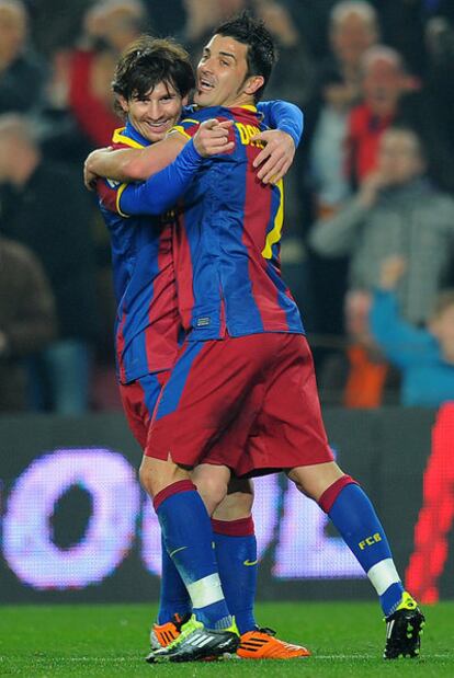 Messi se abraza a Villa tras marcar uno de sus tres goles al Atlético.