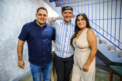 Gabriela Mora y Carlos Uzcátegui Durante su ceremonia de matrimonio civil, Andry Hernández Romero asiste como testigo en la ciudad de Lobatera, estado de Táchira, Venezuela, el 22 de agosto de 2025.