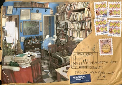 Una de las cartas de la exposición 'Analog Network: Mail Art, 1960-1990', en el MoMA en 2014. 