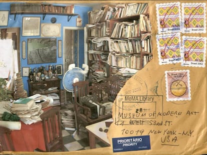 Una de las cartas de la exposición 'Analog Network: Mail Art, 1960-1990', en el MoMA en 2014. 
