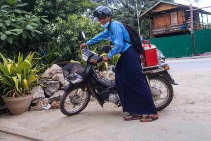 Un equipo de conductores de motos y camiones, con capacitación especializada en técnicas de conducción preventiva, transporta muestras de sangre de las clínicas de IHC en todo el país al Laboratorio de Salud Pública de The Union en Mandalay. 