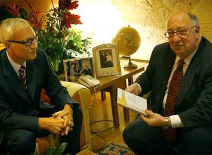 Rafael Vicente Queralt, a la izquierda, ayer, al entregar el informe -en soporte informático- al presidente de las Cortes, Julio de España.