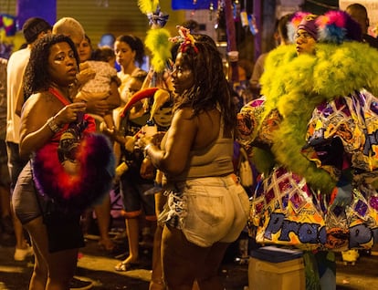 No final de semana, a praça principal de Marechal Hermes lotou-se de bate-bolas presumindo de fantasias e competindo com outras turmas.