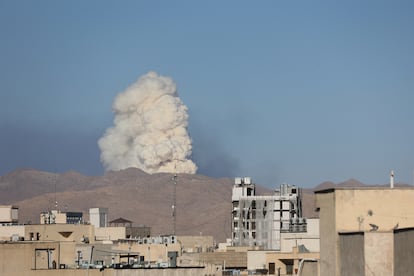 Humo sobre los edificios de Teherán tras un bombardeo israelí el miércoles. 