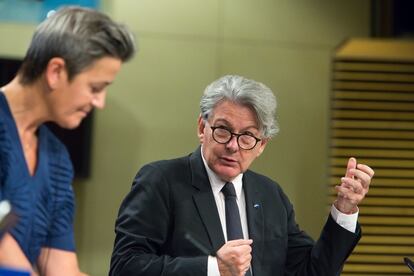 La vicepresidenta de la Comisión Europea, Margrethe Vestager, y el comisario de Mercado Interior, Thierry Breton.