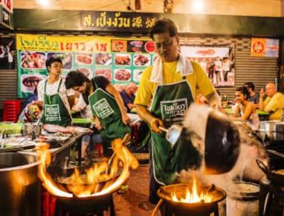 Puesto de comida callejera en el barrio de Chinatown, en Bangkok.