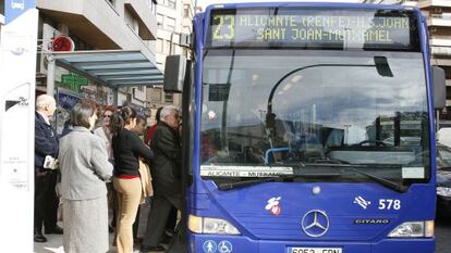 Uno de los autobuses interurbanos de Alicante.