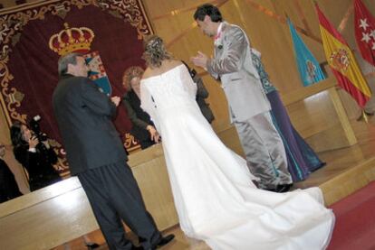 Una boda civil, celebrada al modo tradicional en el Ayuntamiento de Leganés (Madrid).