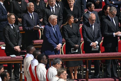 El presidente de EEUU, Donald Trump (i), la primera dama de EEUU, Melania Trump (2i), y el Rey Felipe VI (d) durante el funeral del Papa, en la plaza de San Pedro, a 26 de abril de 2025, en Ciudad del Vaticano.