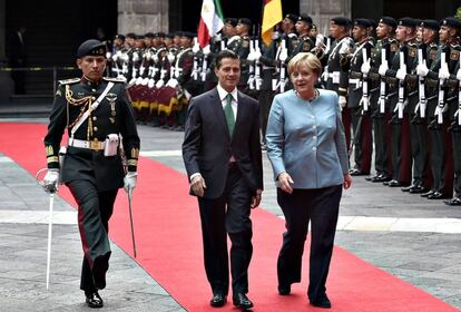 El presidente mexicano y la canciller alemana, este viernes en el Palacio Nacional de la Ciudad de M&eacute;xico.