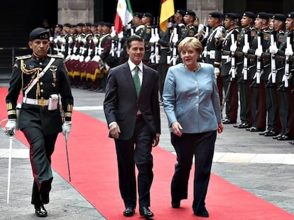 El presidente mexicano y la canciller alemana, este viernes en el Palacio Nacional de la Ciudad de M&eacute;xico.