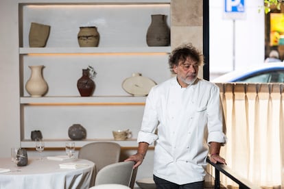 El cocinero posa en la sala delante de unas de las piezas de cerámica que decoran el espacio.