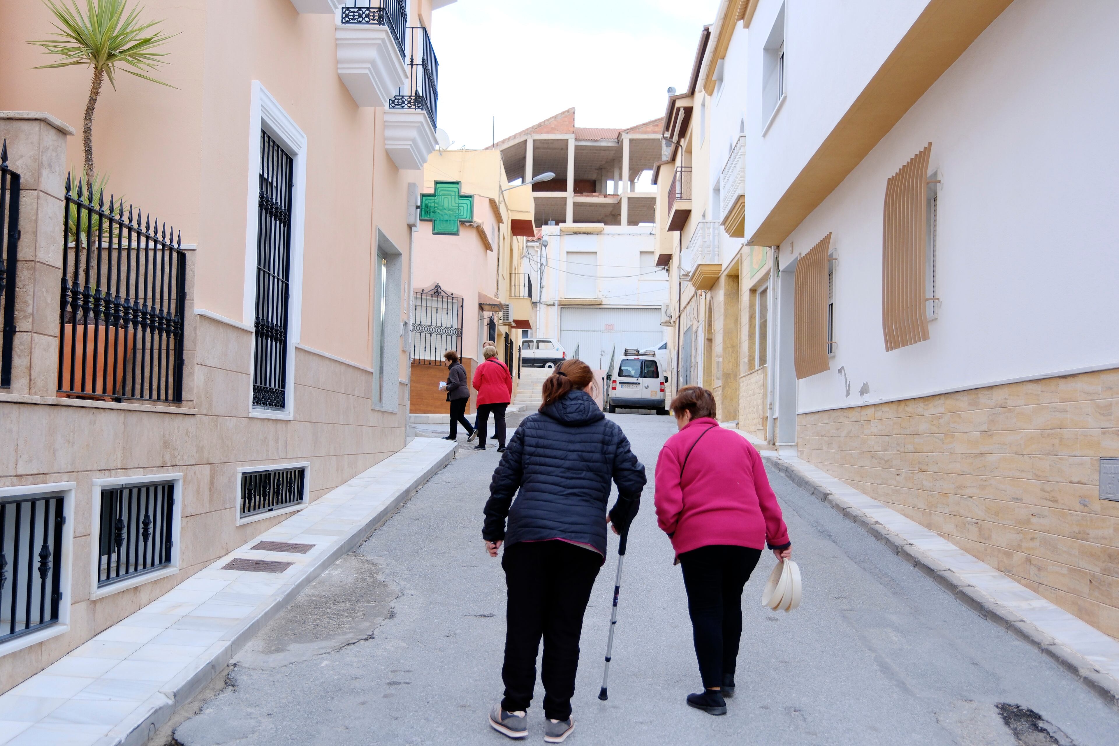 Ambiente en las calles de Fines, este martes.