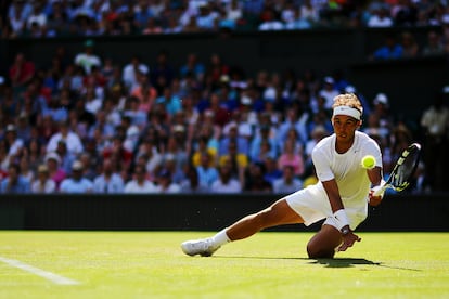 Rafael Nadal, durante un partido ante el tenista eslovaco Martin Klizan en el torneo de Wimbledon celebrado en Londres (Reino Unido), el 24 de junio de 2014.  