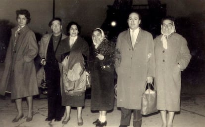 Exposición 100 años de Anarcosindicalismo - Museo de História de Catalunya - Grupo de militantes de la CNT exilados en Francia - Lola Iturbe, Ramón Álvarez, Helenio Molina y Juanel ,entre otros - Paris, [1947].