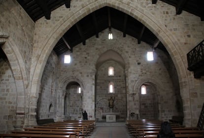 Vista de la nave principal de San Cipriano, con la piedra limpia y la iluminación natural.