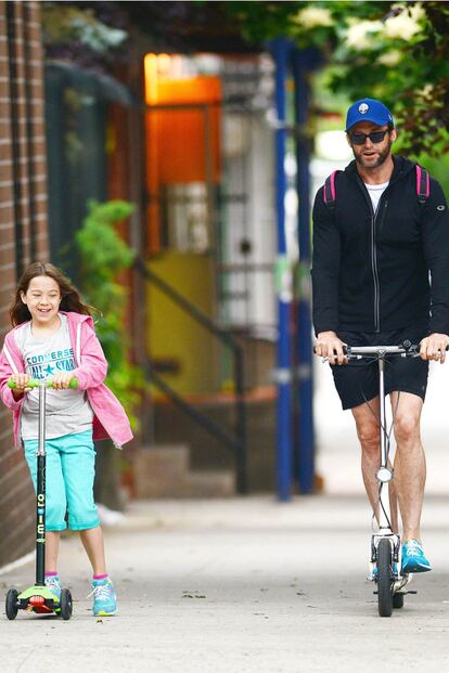 Hugh Jackman suele disfrutar junto a su hija Ava de divertidos paseos en patinete.