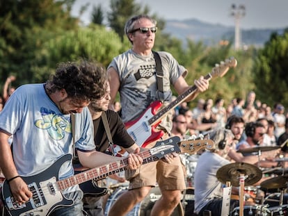 Un momento de la grabación del vídeo viral que atrajo a Foo Fighters a Cesena (Italia) en 2015.