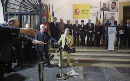 El ministro del Interior, Jorge Fern&aacute;ndez D&iacute;az, en el acto de homenaje a tres v&iacute;ctimas de ETA celebrado en la c&aacute;rcel de San Sebasti&aacute;n.