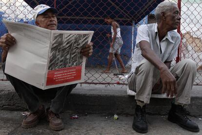 Un residente de La Habana lee un documento sobre las reformas que planea el Gobierno.